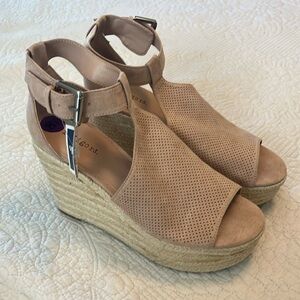 Women’s size 8 1/2 light pink heels. Great condition. Never used. About 4” heel.